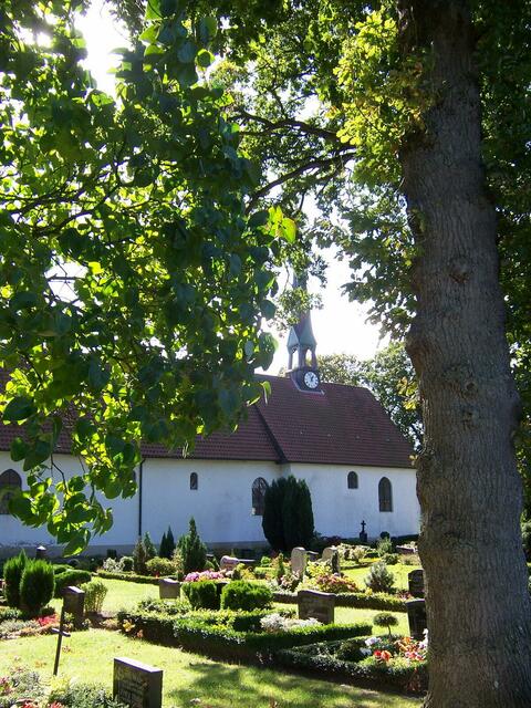 von der Straße umd vom Parkplatz kommend, liegt die Kirche noch leicht getarnt...
