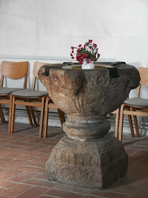Die Taufschale zum Taufstein wurde im Auftrag des damaligen Pastors Vidal, von dem Graveur Heinrich Kroll, in Steinfeld im Jahre 1952 angeferigt. (Information von Felix Kroll, Kiel)