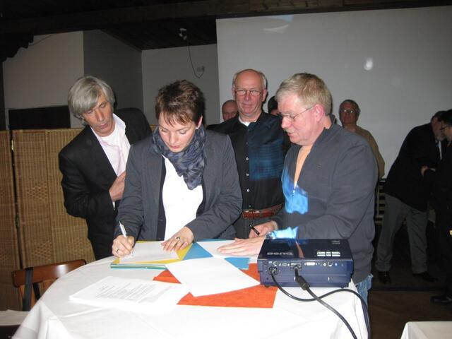 Dieter Bufe ( Vorstand), Anke Schmidt ( Aufsichtsrat) , Rainer Lindenberg ( Vorstand), Jörg Hannemann ( Versammlungsleiter )