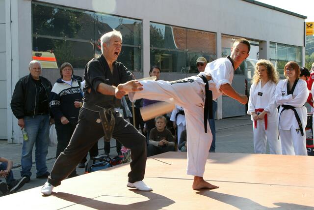 Bruchtest von Bastian Weber (3. Dan Allkampf-Jitsu)