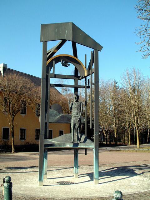 Johannesbrunnen auf dem Kirchenvorplatz ...