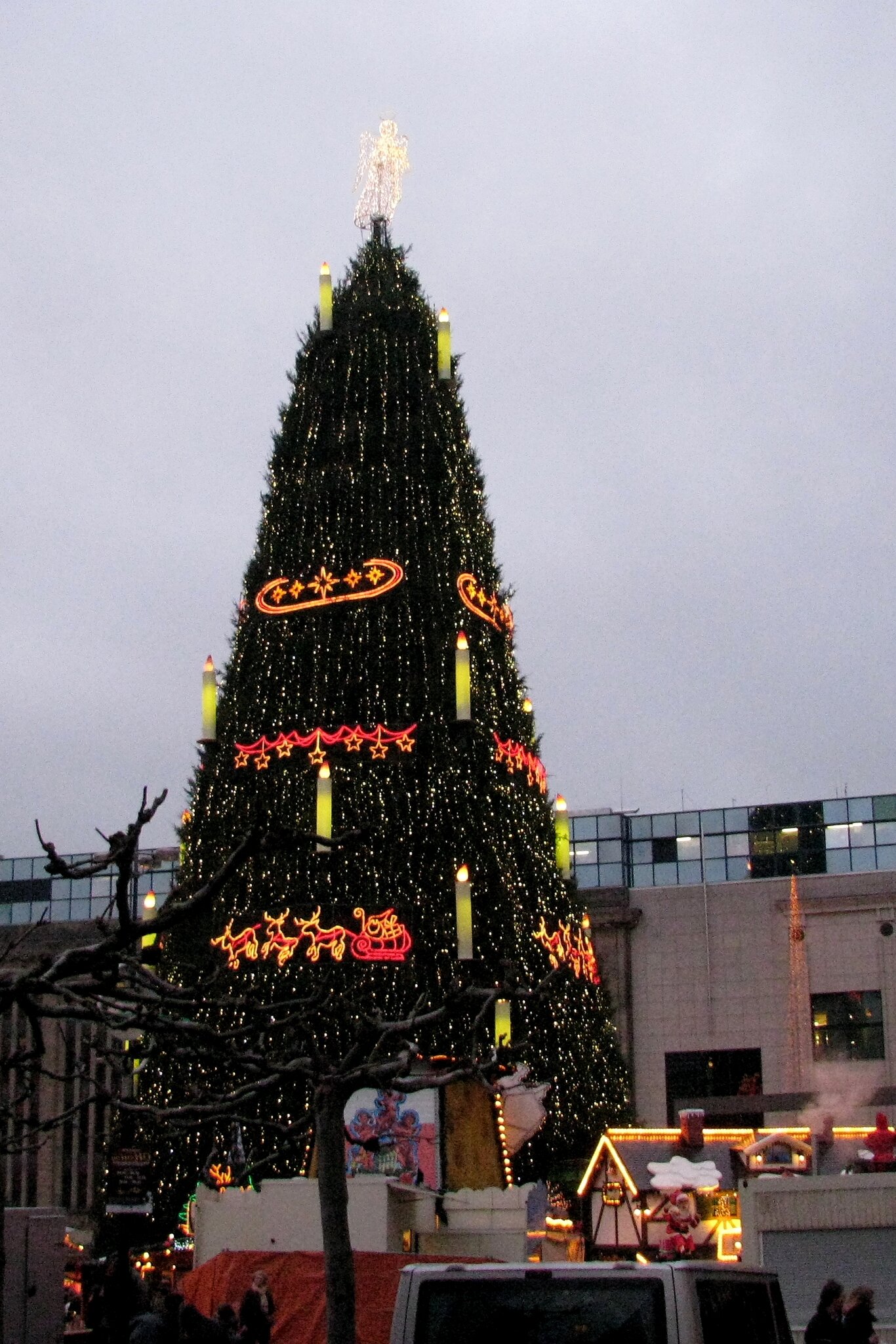 Der größte Weihnachtsbaum steht in Dortmund - Dortmund