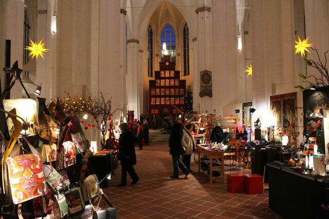 Kunsthandwerkermarkt in der Petrikirche zu Lübeck.