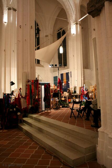 Kunsthandwerkermarkt in der Petrikirche zu Lübeck.