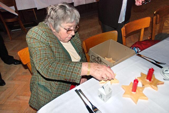 < < < ... Kerzen müssen angespitzt und in die Kerzenhalter gesteckt werden ... > > >