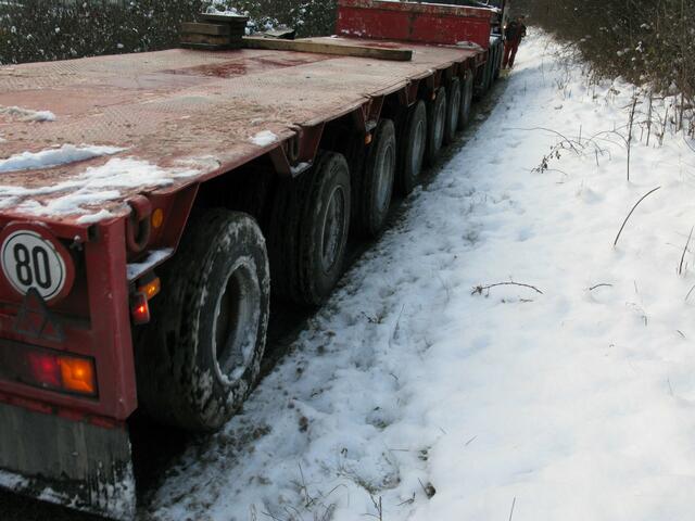 Schwertransporter mit sieben Achsen über eine schmale Straße im Salzbödetal
