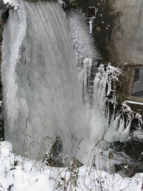 Wasserfall und Eisformationen
