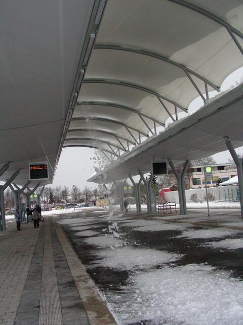 ... gefährliche Dachlawinen am Busbahnhof in Königsbrunn