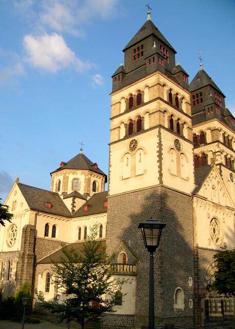 Die Herz-Jesu-Kirche mit ihrer beeindruckenden  Doppelturmfassade.