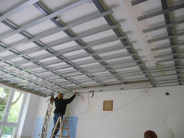 In den Ferien übernehmen die Handwerker in den Schulen die Regie | Foto: Marktgemeinde Meitingen