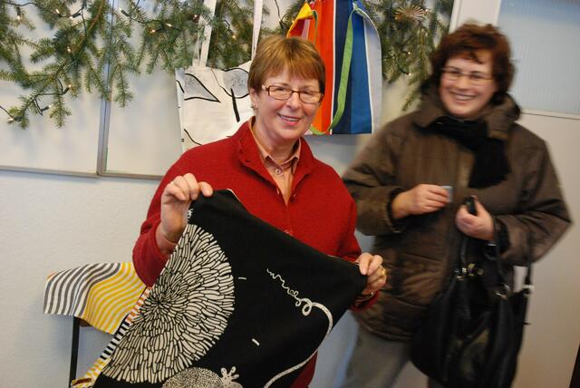 Osterwalder weihnachtsmarkt   08  taschenkauf