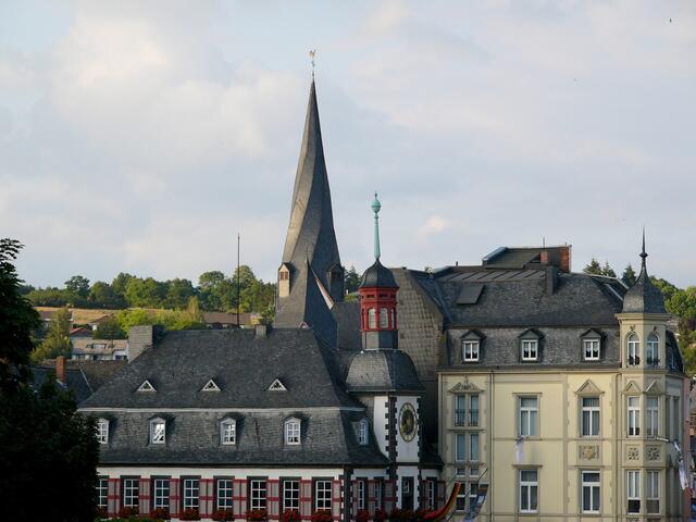 Blick vom Marktplatz. Im Vordergrund das Alte Rathaus. Dahinter die Pfarrkirche St. Clemens mit ihrer verdrehten Turmhaube.