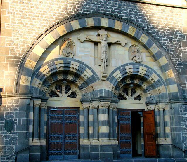Die geöffnete Tür lud zum Betreten der Kirche ein.