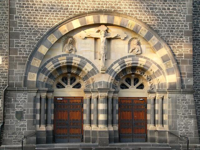 Beeindruckendes Hauptportal der Herz-Jesu-Kirche in Mayen.