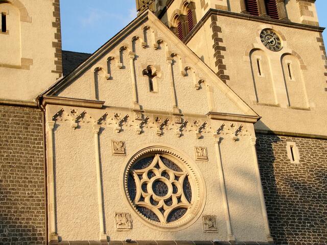 Die Rosette über dem Hauptportal. Sie ist im Innenraum beim Blick in Richtung Westen (auf Bild Nr. 14) über der Orgelempore zu sehen.
