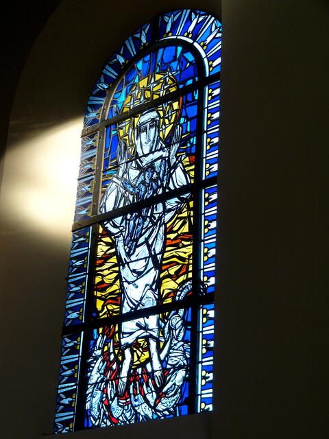 Fenster in der Marienkapelle. "Eine Frau von der Sonne umkleidet". Diesem Fenster liegt ein Text aus der Offenbarung des Johannes zugrunde (Offb. 12,1-4). Beachtet bitte auch den Lichteinfall.