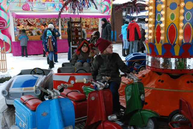 Osterwalder weihnachtsmarkt   09  im kreis herum