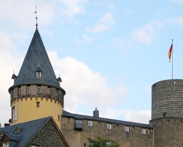 Die Genovevaburg erhebt sich weit sichtbar über den Ort - Hier finden alljährlich die Mayener Burgfestspiele statt.