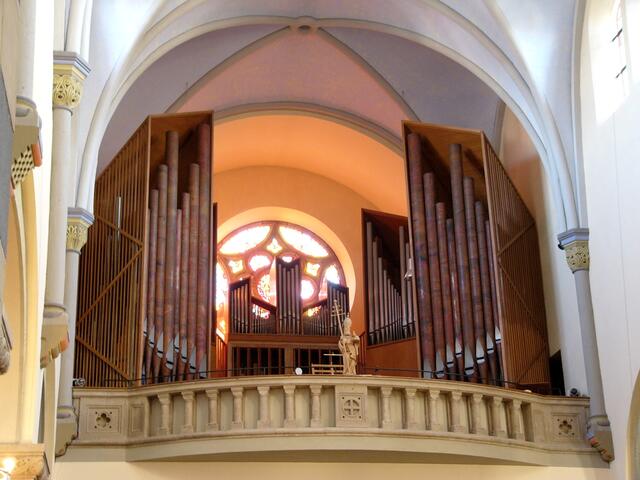 Blick nach Westen auf die Orgel /Fensterrosette über der Orgelempore.