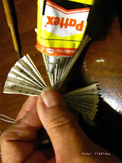 Jeder Flügel wird am Gewand festgeklebt