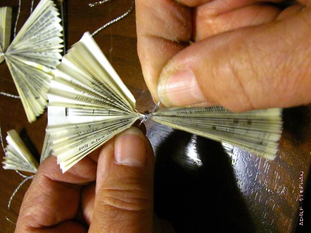 ...binde/knote es mit einem Faden(doppelt zum Aufhängen)