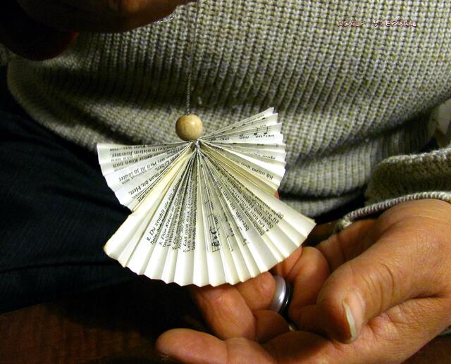 . . Flügel ins Gewand drücken, die Falten etwas auseinander ziehen -  fertig ist der Engel. Ich selbst verzichte  auf Gesichte und irgendwelche Haare