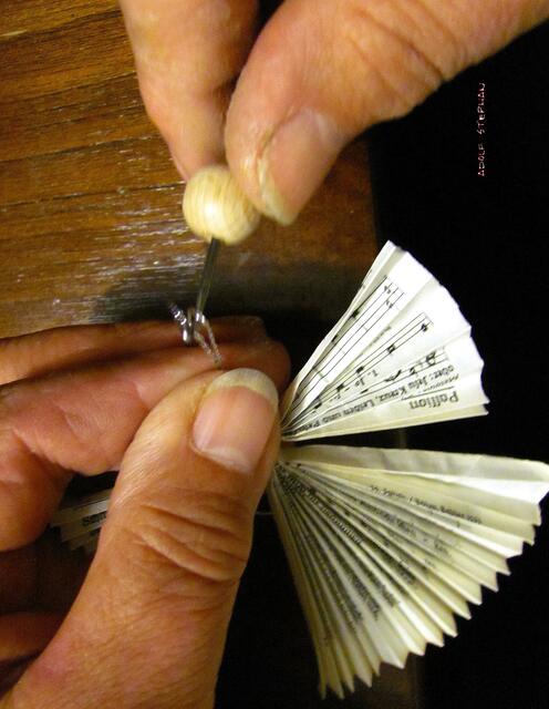 Die Häcknadel DURCH die Kugel (Kopf) stechen und . .