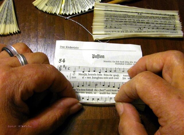 Quer falte ich nun das Blatt in - klein - kleine Plissee's und stiche mit den Fingernägeln scharf nach
