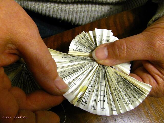 . . werden der Rock und die Flügel wesentlich WEITER , wie bei dem Titelbild -Engel