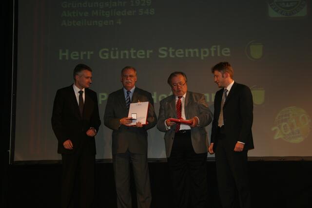 Günther Stepmfle und Peter Hofmann vom TSV Täfertingen umrahmt von den beiden Bürgermeistern Hansjörg Durz (l.) und Richard Greiner (r.)