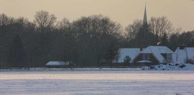 Ein Blick über die verscheiten Felder in Richtung "Mühlenberg". Im Hintergrund die Kirchturmspitze der St. Petri-Kirche in Großburgwedel.