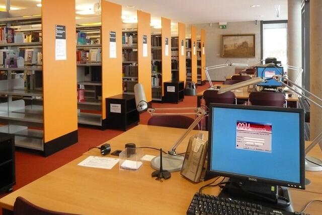 Platz zum Lesen, Lernen und Forschen im öffentlich zugänglichen Bereich des Neubaus der Landesbibliothek