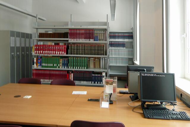 Zahlreiche Bibliographien, Biographien, Enzyklopädien, Handbücher, Wörterbücher und andere Nachschlagewerke im Erdgeschoss des Altbaus