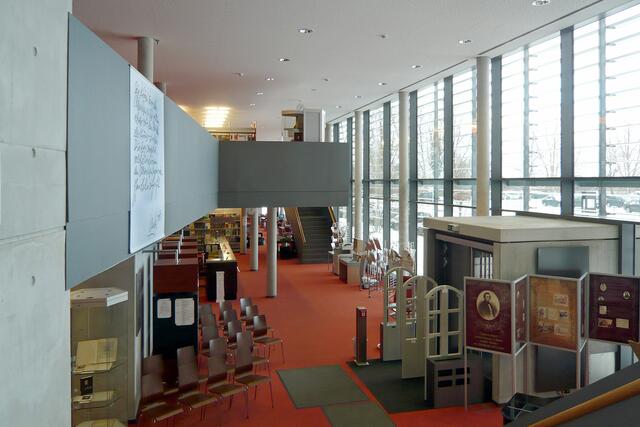 Das Foyer der Landesbibliothek im Erdgeschoss des Neubaus
