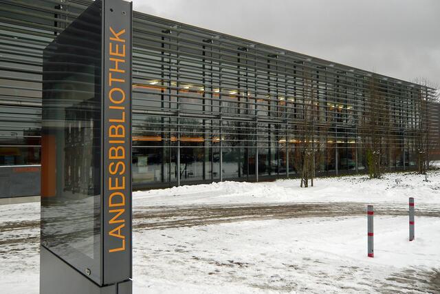 Der moderne Neubau von 2004: Grundlegende Aufgabe der Bibliothek ist das Sammeln und Bewahren von Literatur, die in und über Mecklenburg-Vorpommern erschienen ist.