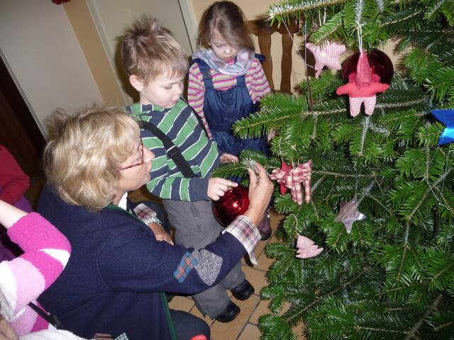 Siedlergemeinschaft "Glück Auf"; Kindergartenkinder schmücken den Weihnachtsbaum mit der Vorsitzenden Helga Laube-Hoffmann