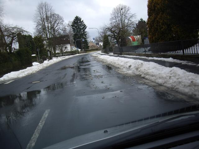 24  Stunden später,nur noch Schneereste am Strassenrand, die weiße Pracht ist verschwunden