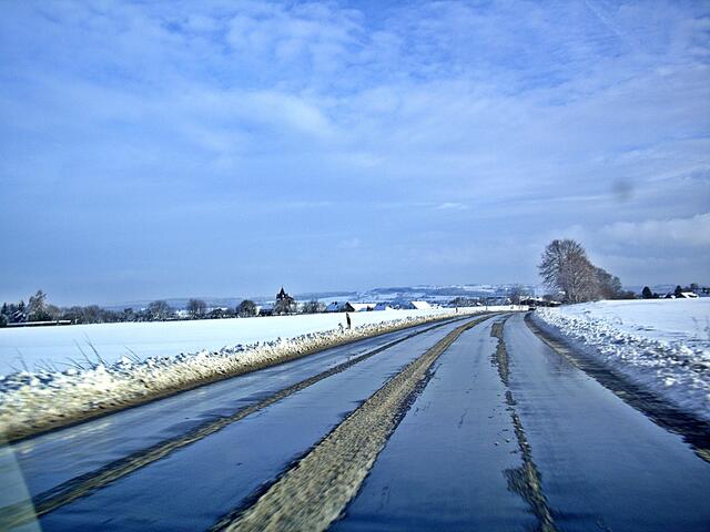 den Landkreis Marburg verlassen und es lässt sich auf den von Homberger geräumten Strassen gut fahren
