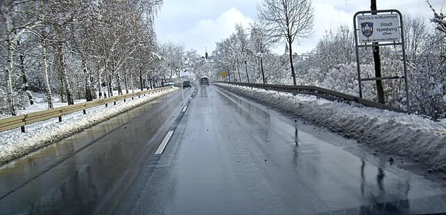 Die Einfahrt nach Homberg / Ohm ,schneefreie Strassen