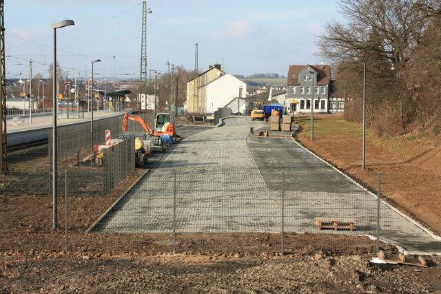 Die Park+Ride-Anlage am Bahnhof Stadtallendorf vor der Fertigstellung (21.11.2010)