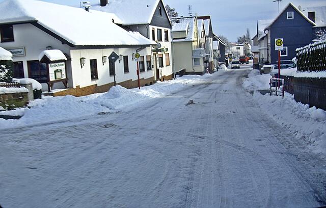 Durchfahrtstrasse durch Schröck, nicht geräumt