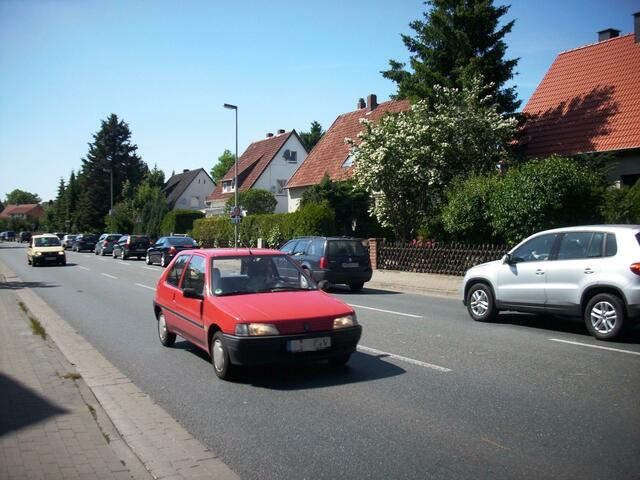 Ständiger Verkehr, geschätzt über 24 tausend Fahrzeuge an einem Werktag.