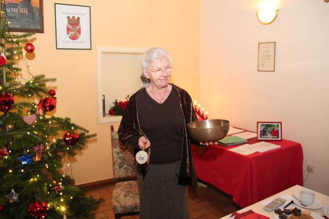Karin Hieronimus mit der Klangschale