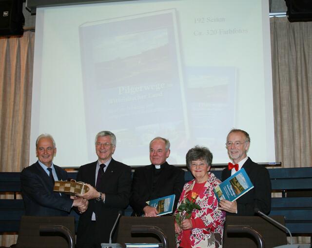 Bei der Vorstellung des Buches "Pilgerstätten im Wittelsbacher Land" (von links): Autor Kreisheimatpfleger Dr. Hubert Raab, Landrat Christian Knauer, Weihbischof Dr. Dr. Anton Losinger, Co-Autorin Gabriele Raab und Verlger Dr. Bernd Wißmann.