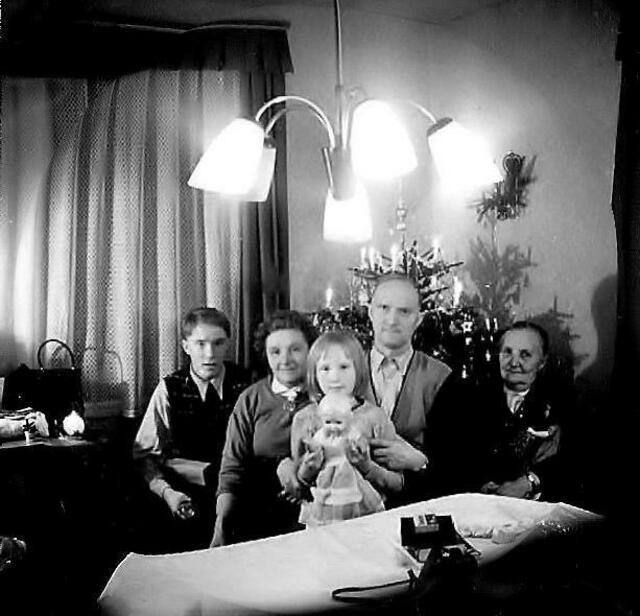 von rechts: Großmutter Helene, Vater Fritz, Schwester Heike, Mutter Gerda, Bruder Jürgen, AUFNAHME MIT MEINEM 1.FOTOAPARAT 