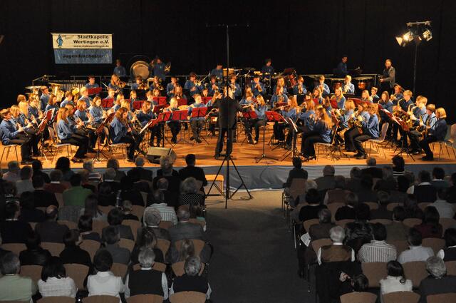 Ein volles Haus hatte die Stadtkapelle Wertingen beim Adventskonzert des Jugendorchesters unter dem Motto „Begegnung“. Musikdirektor Manfred-Andreas Lipp präsentierte seine 80 jungen Musiker mit einem tollen Programm und in Höchstform.