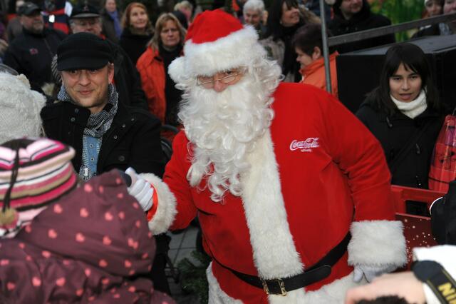 Der Weihnachtsmann mußte sich seinen Weg durch die Menge bahnen..