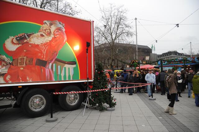 Die kinder warten auf den Weihnachtsmann.