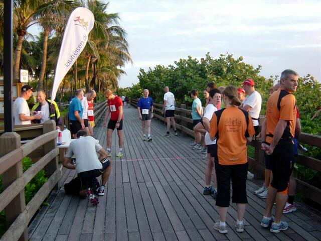 … auf dem Board-Walk zwischen Hotel und Strand statt.