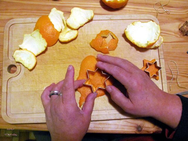 Einen großen Stern ausstechen. . .